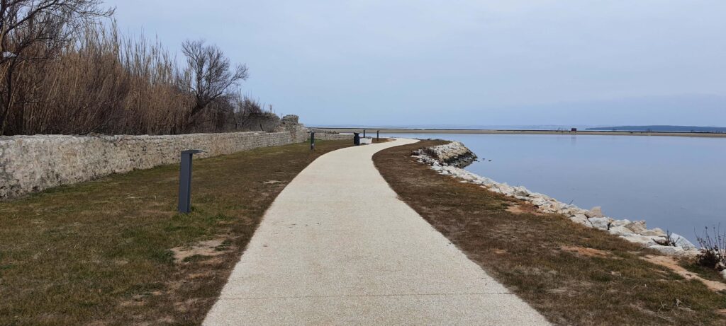 Passeggiata lungo la costa di Nona.