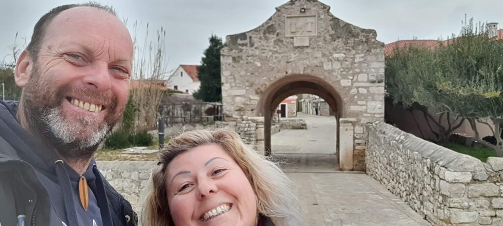 Io e Max davanti ad una antica porta di ingresso di Nona.