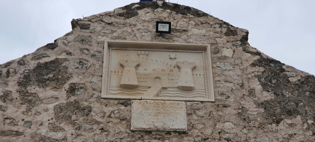 Incisione su una delle porte della città.