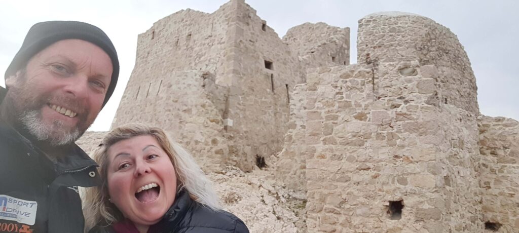 Io e Max. Alle nostre spalle la fortezza Vidikovac Fortica.