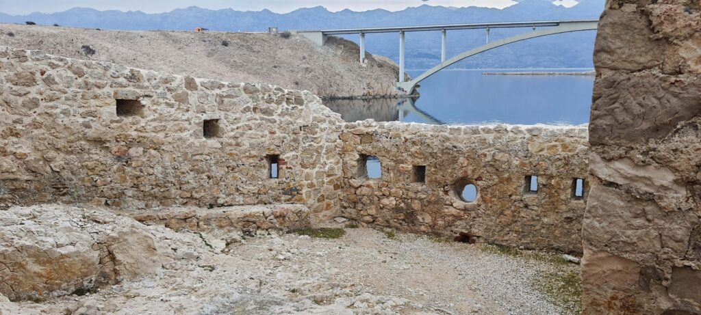 Il ponte Paški visto dalla fortezza.