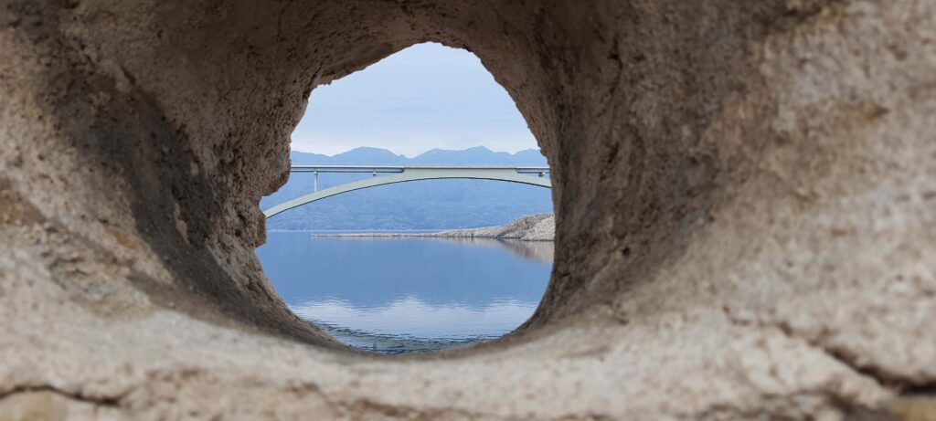 Il ponte Paški visto dalla fortezza.