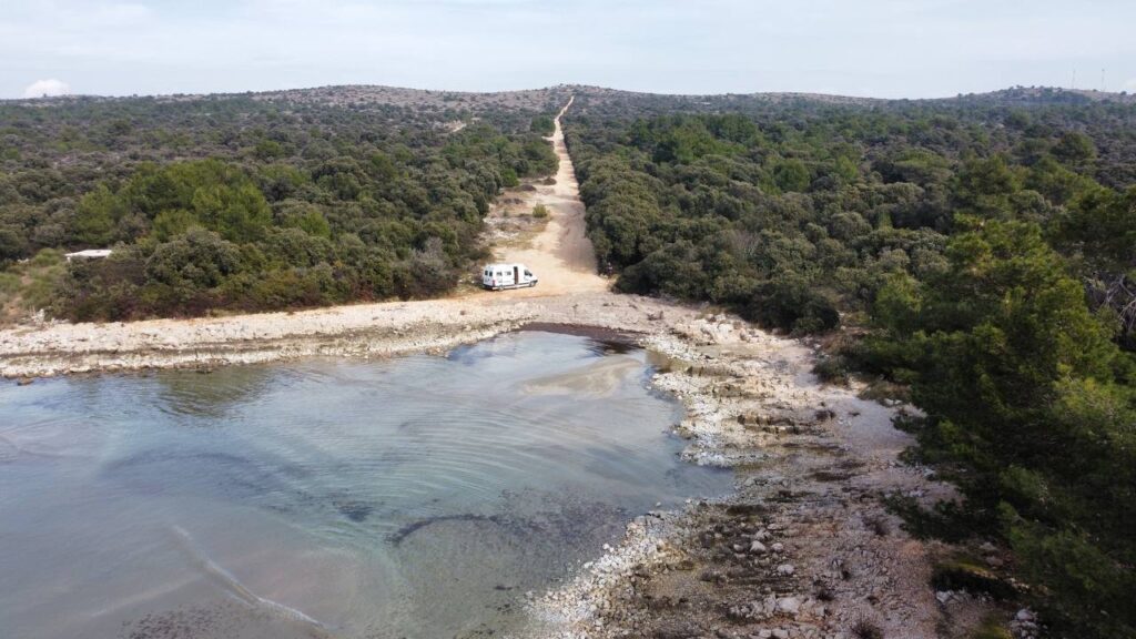 La piccola baia sull'isola di Vir vista dal drone.