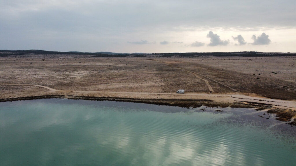 Il van a Plaža Punta visto dal drone.