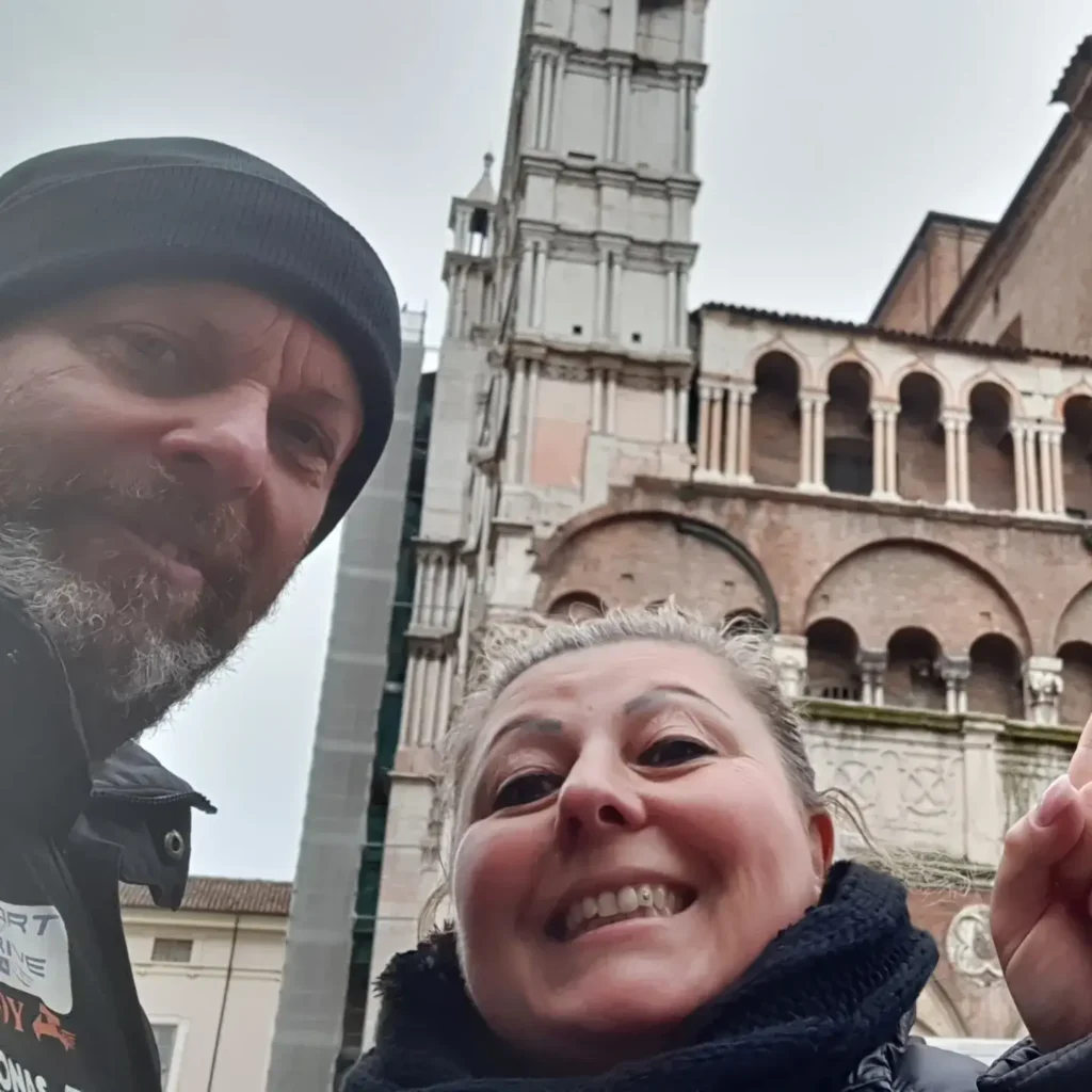 Io e Max e alle nostre spalle il fianco della cattedrale