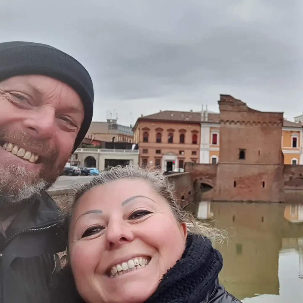 Io e Max e alle nostre spalle si intravede parte del fossato di cinta
