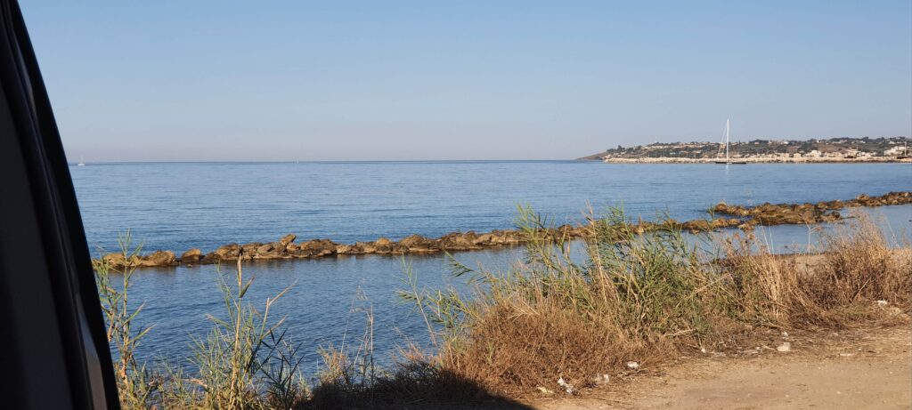 La spiaggia vista dal van