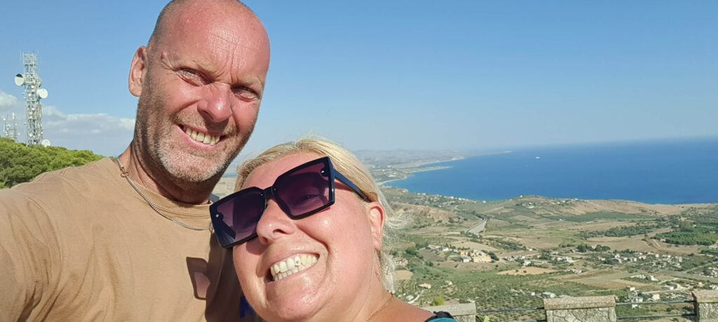 Io e Max. Dietro il panorama sulla costa