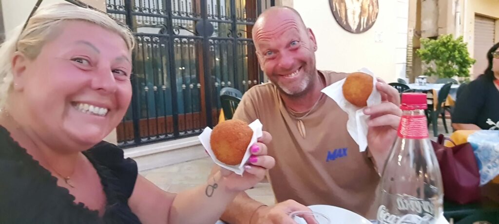 Io e Max in un ristorante di Sciacca a mangiare arancini