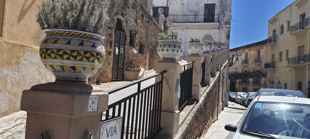 Alcuni vasi decorati in ceramica che si trovano nelle strade della città di Sciacca