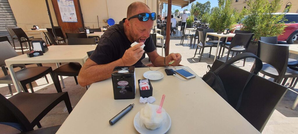 Io e Max in un bar di Sciacca a mangiare la granita