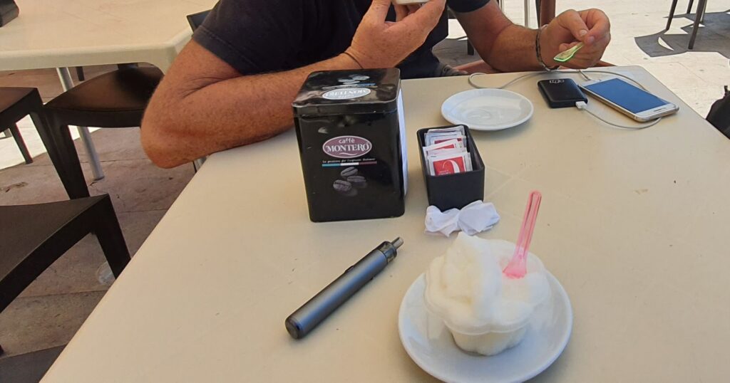 Io e Max in un bar di Sciacca a mangiare la granita