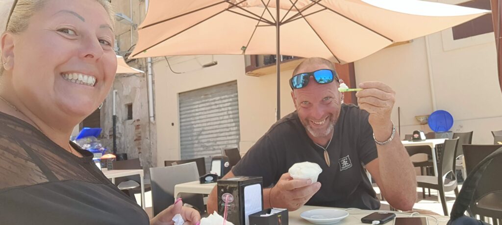 Io e Max in un bar di Sciacca a mangiare la granita