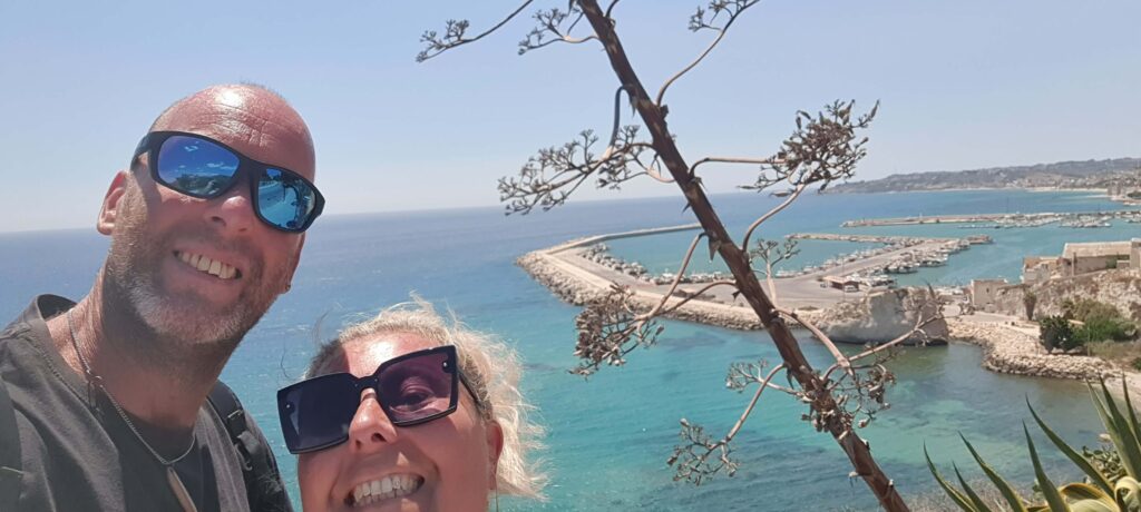 Io, Max e sullo sfondo il porto di Sciacca