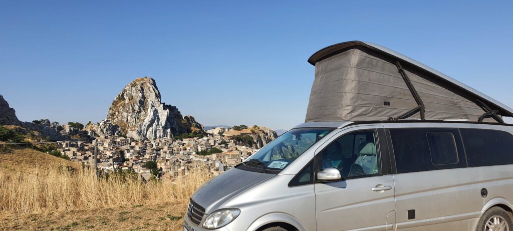Il van parcheggiato a Caltabellotta