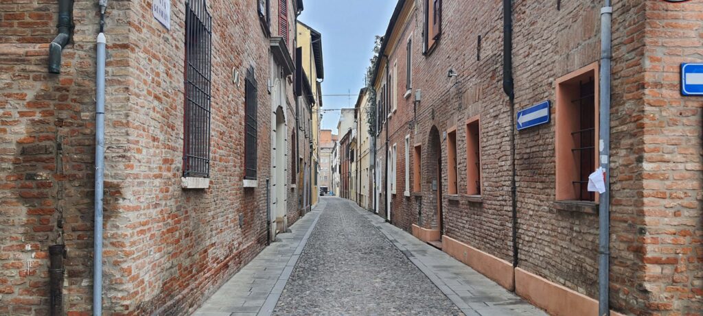 Una delle strade che conducono in centro a Ferrara