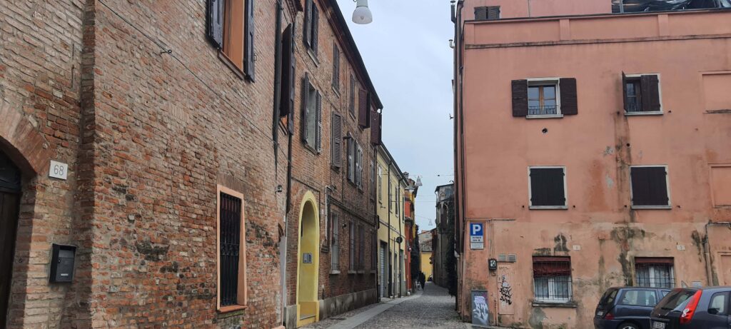 Una delle strade che conducono in centro a Ferrara