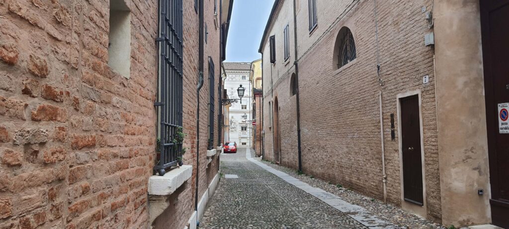 Una delle strade che conducono in centro a Ferrara