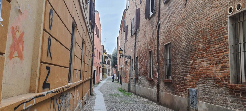 Una delle strade che conducono in centro a Ferrara