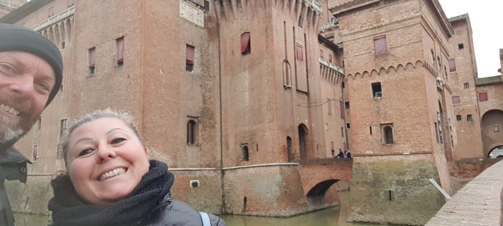 Io e Max. Dietro di noi Castello Estense