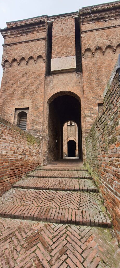 Uno degli ingressi di Castello Estense