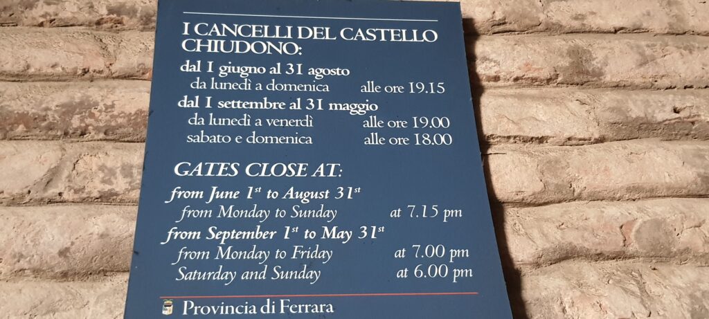 Cartello informativo orari apertura Castello Estense