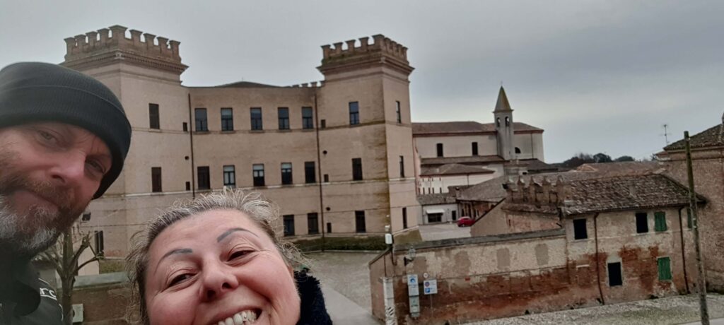 Io e Ma. Alle nostre spalle Castello Estense a Mesola.