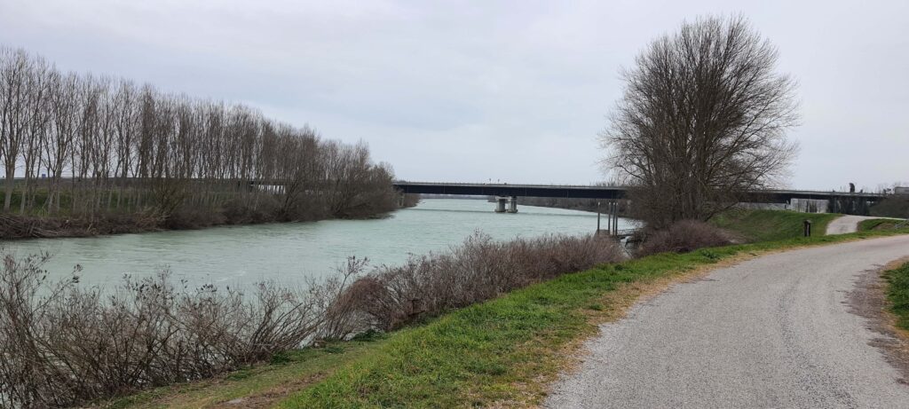 La ciclovia Destra Po e a sinistra il fiume Po a Mesola.