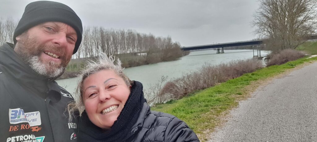 Io e Max. Dietro di noi la ciclovia Destra Po e a sinistra il fiume Po.